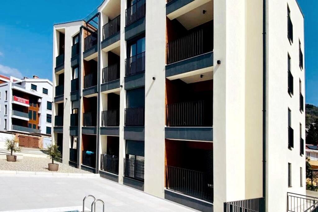 New! Stylish 2 Bedroom Condo With View & Pool Tivat Eksteriør billede