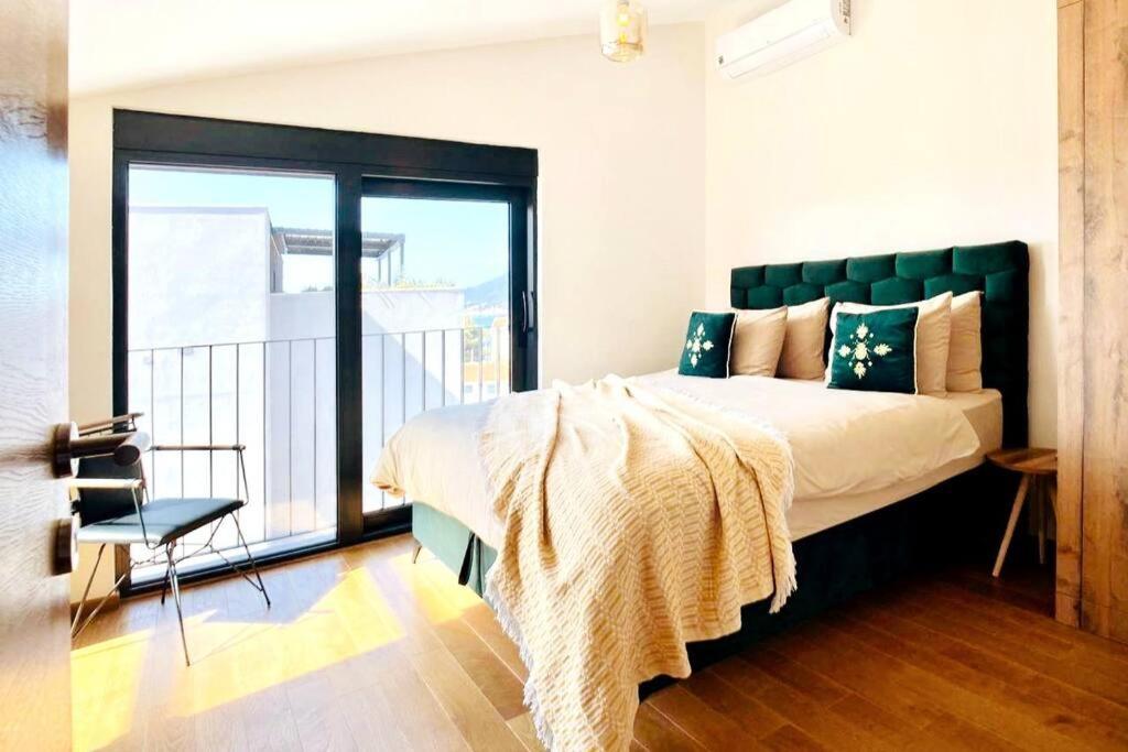 New! Stylish 2 Bedroom Condo With View & Pool Tivat Eksteriør billede