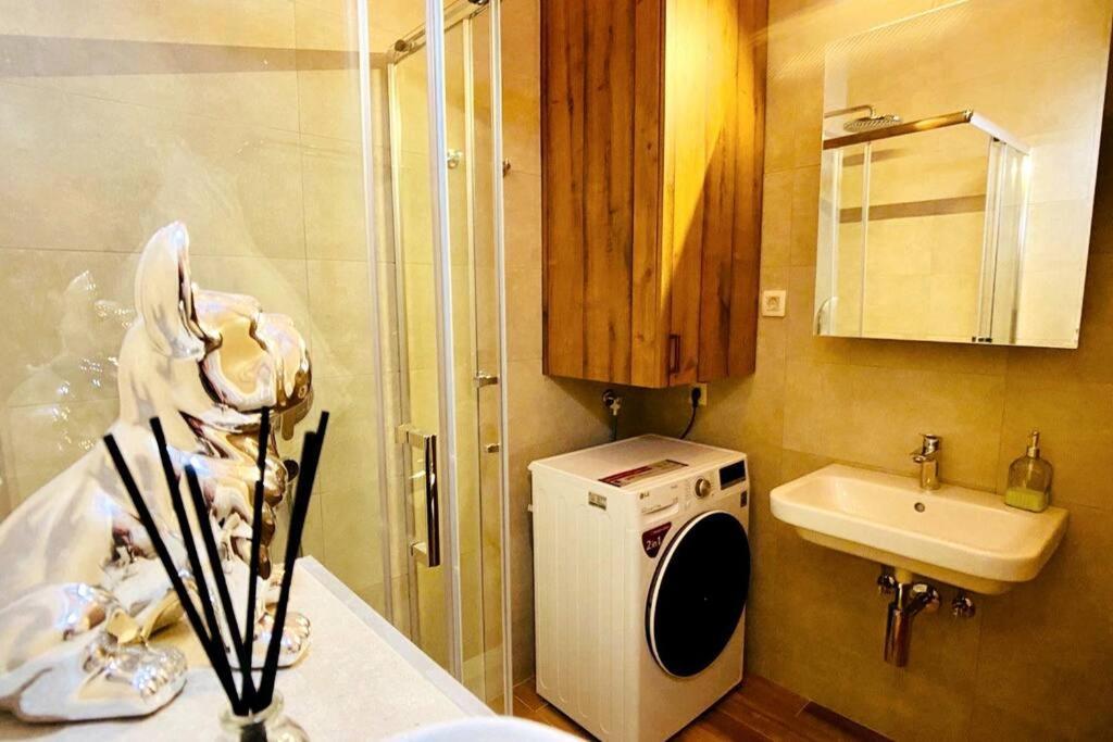 New! Stylish 2 Bedroom Condo With View & Pool Tivat Eksteriør billede